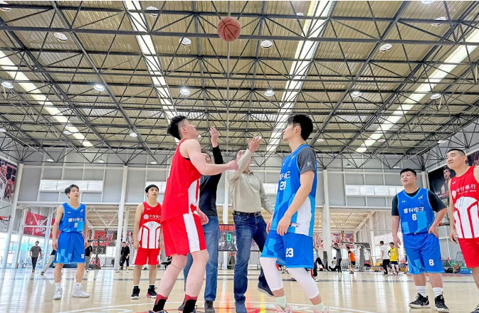 “中信银行建设路支行＆盟升电子篮球联谊赛”在麓湖叁分篮球公园顺利举办。